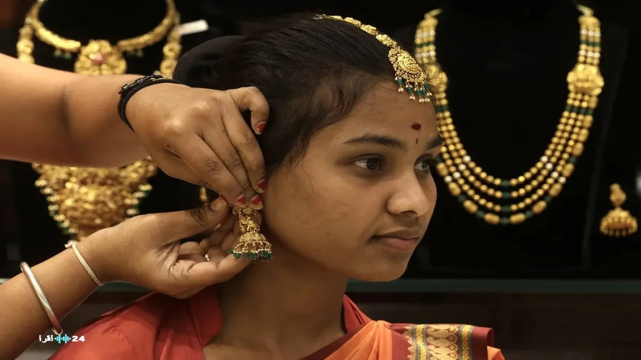 الذهب يسجل أسوأ أداء شهري في 17 عاماً مع تراجع آمال الفائدة